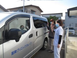 デイサービスでお見送りをする写真