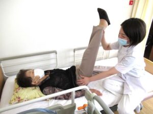 デイサービスベッドでのリハビリ(個別機能訓練)の写真